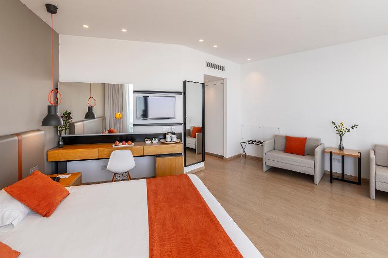 Crystal Springs Beach Hotel - Oda