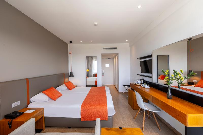 Crystal Springs Beach Hotel - Oda