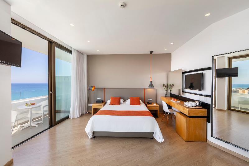 Crystal Springs Beach Hotel - Oda
