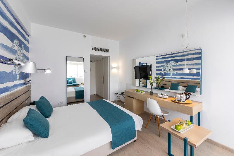 Crystal Springs Beach Hotel - Oda