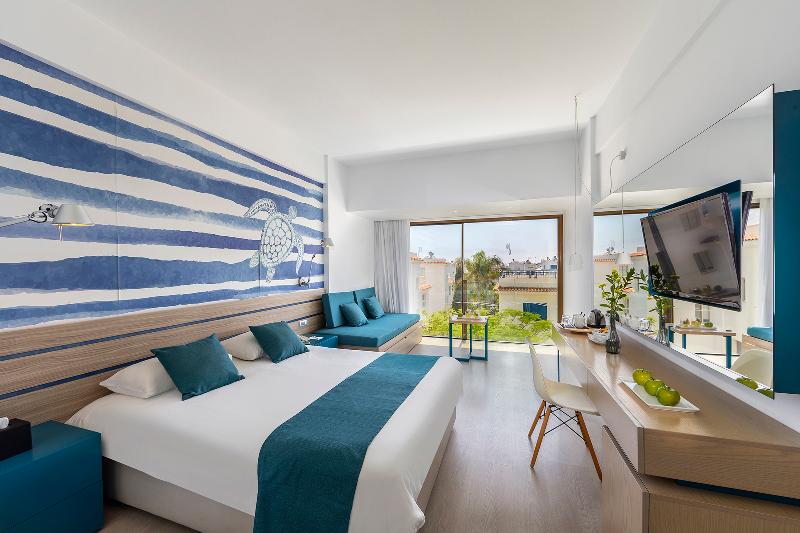 Crystal Springs Beach Hotel - Oda