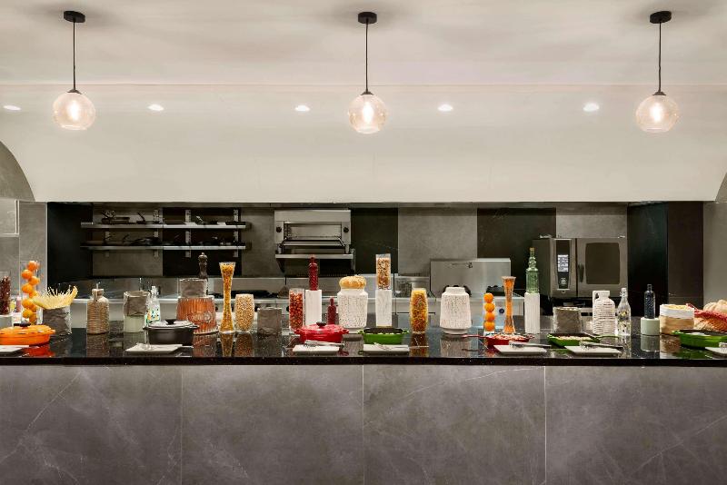 Ramada Encore By Wyndham Muscat Al-Ghubrah - Restoran