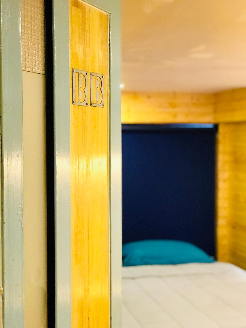 Blu Cabin Ari Stylish Gay Poshtel By Zuzu - Oda
