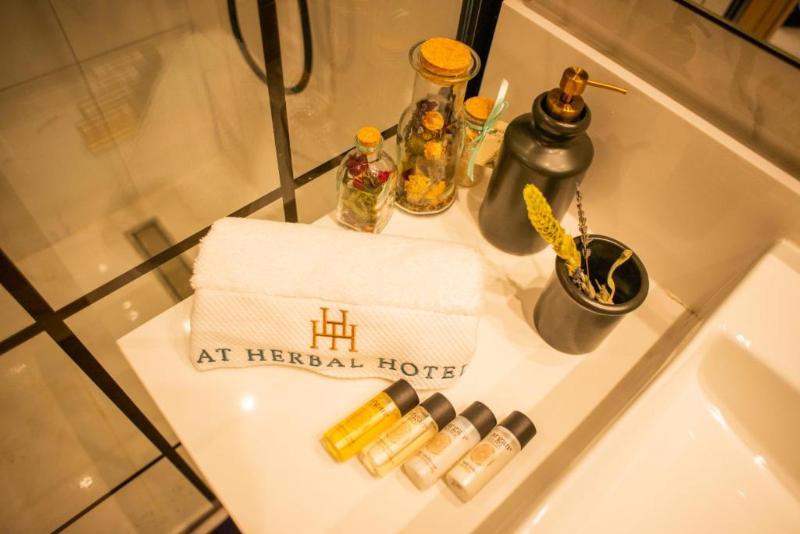 At Herbal Hotel - Oda