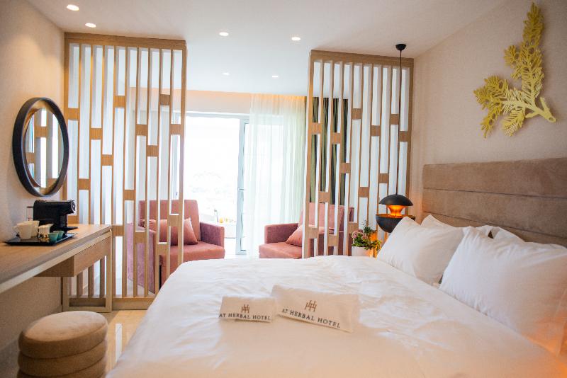 At Herbal Hotel - Oda