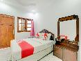 Super OYO 3261 Hotel Ratu oda fotoğrafı