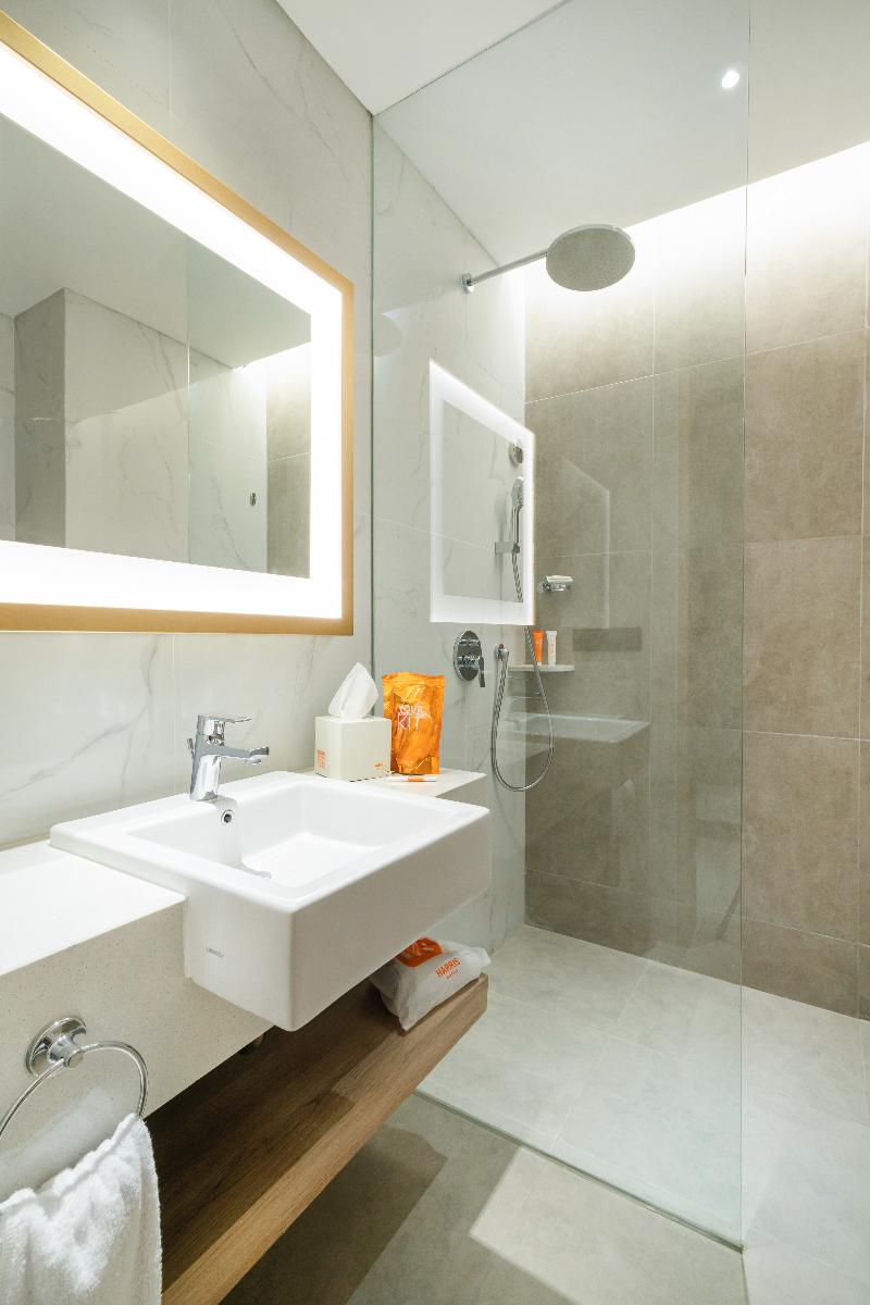 Harris Suite Puri Mansion - Oda