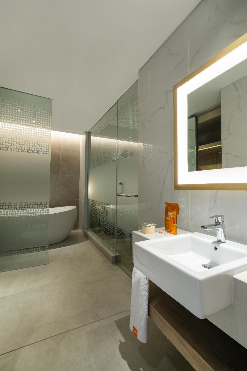 Harris Suite Puri Mansion - Oda