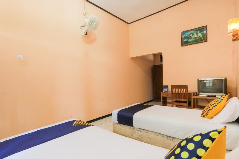 Spot On 2465 Hotel Raung View - Oda