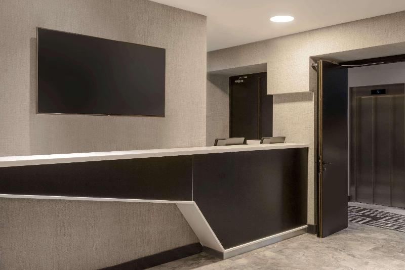 Ramada By Wyndham Budapest City Center - Lobi