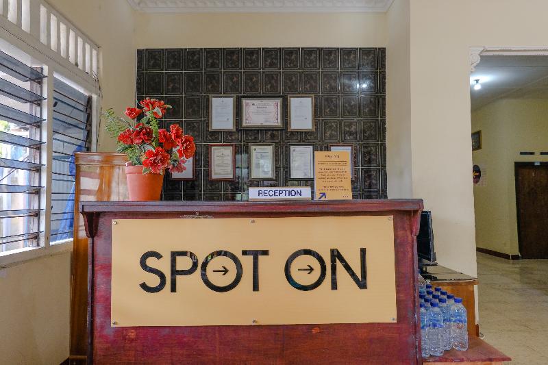 Spot On 1847 Hotel Maya - Lobi