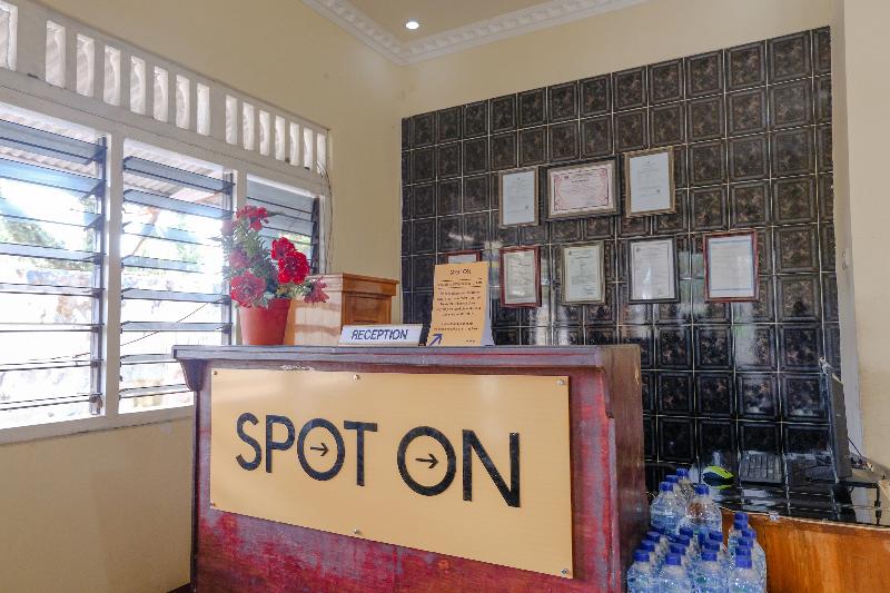 Spot On 1847 Hotel Maya - Lobi