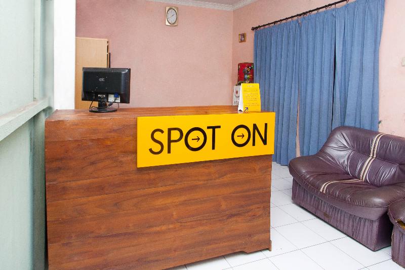 Spot On 2830 Azka Guest House Syariah - Lobi