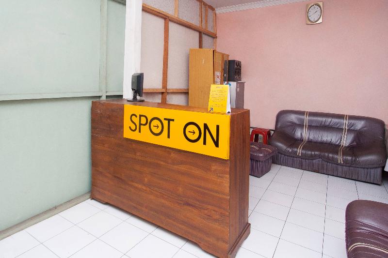 Spot On 2830 Azka Guest House Syariah - Lobi