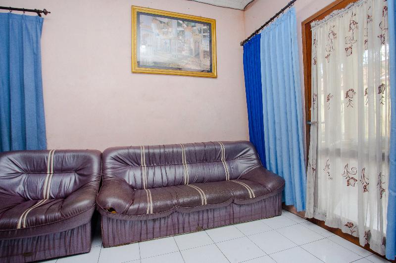 Spot On 2830 Azka Guest House Syariah - Lobi