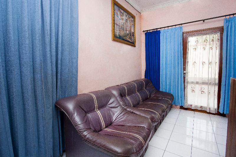 Spot On 2830 Azka Guest House Syariah - Lobi