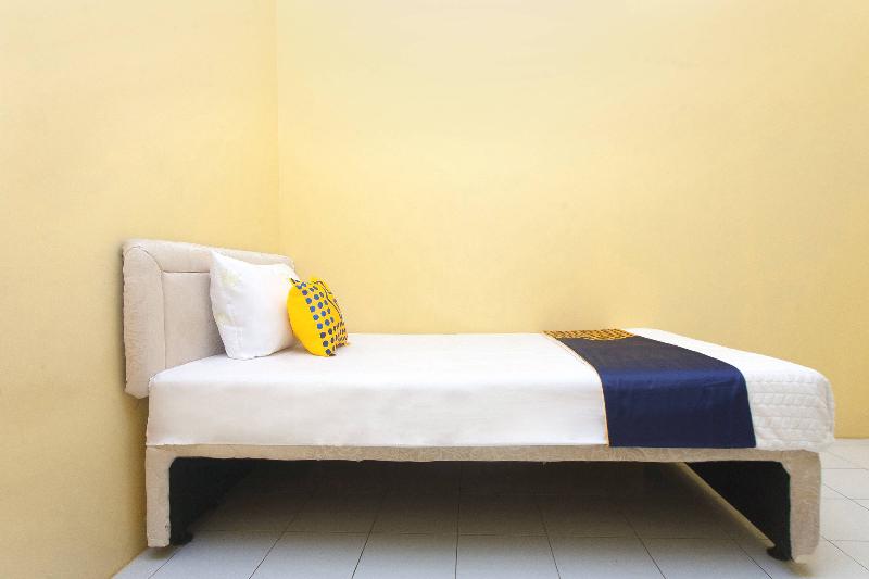 Spot On 2830 Azka Guest House Syariah - Oda