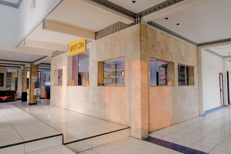 Spot On 1971 Hotel Dewi - Lobi
