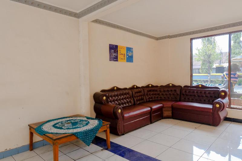 Spot On 1971 Hotel Dewi - Lobi
