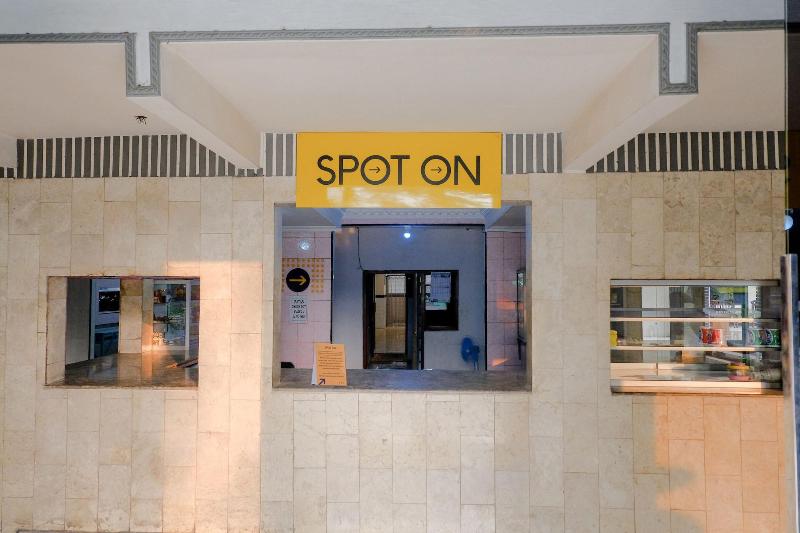 Spot On 1971 Hotel Dewi - Lobi