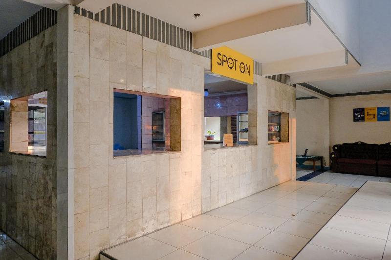 Spot On 1971 Hotel Dewi - Lobi