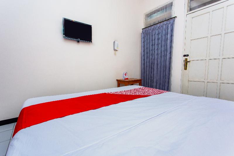 Super OYO 3042 Griya Karangsalam Indah - Oda