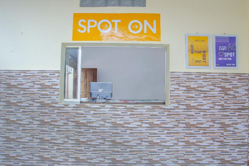 Spot On 3119 Hotel Kurnia - Lobi