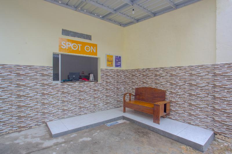 Spot On 3119 Hotel Kurnia - Lobi