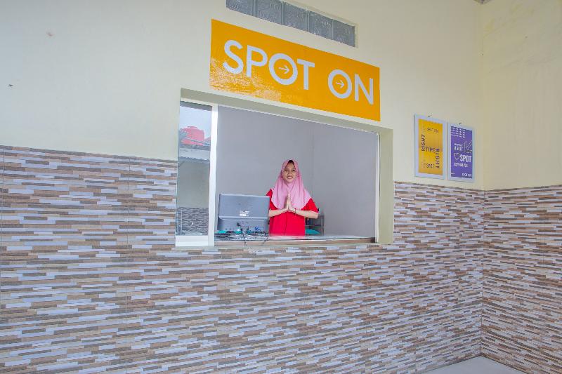 Spot On 3119 Hotel Kurnia - Lobi