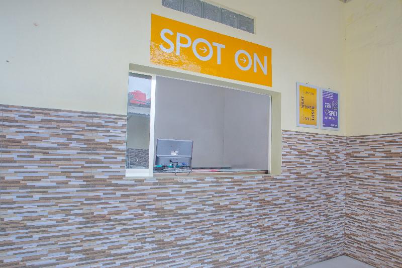 Spot On 3119 Hotel Kurnia - Lobi