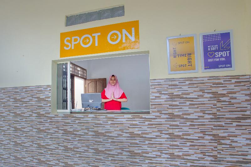 Spot On 3119 Hotel Kurnia - Lobi
