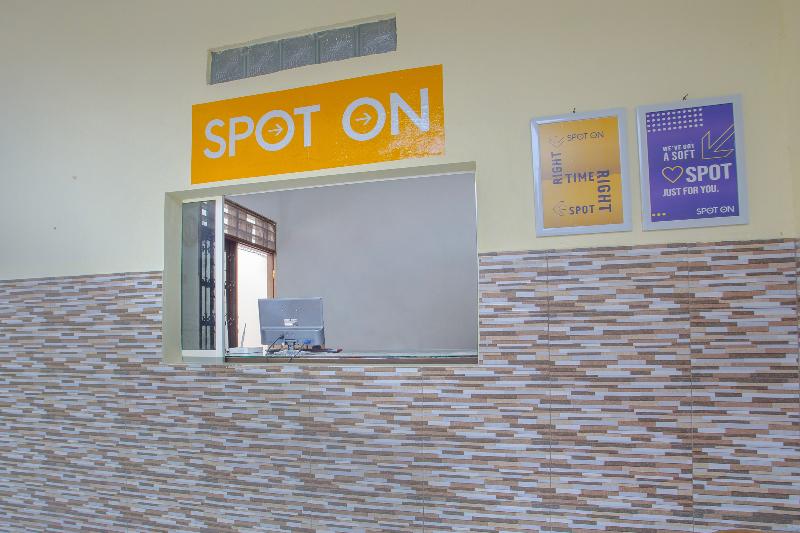 Spot On 3119 Hotel Kurnia - Lobi