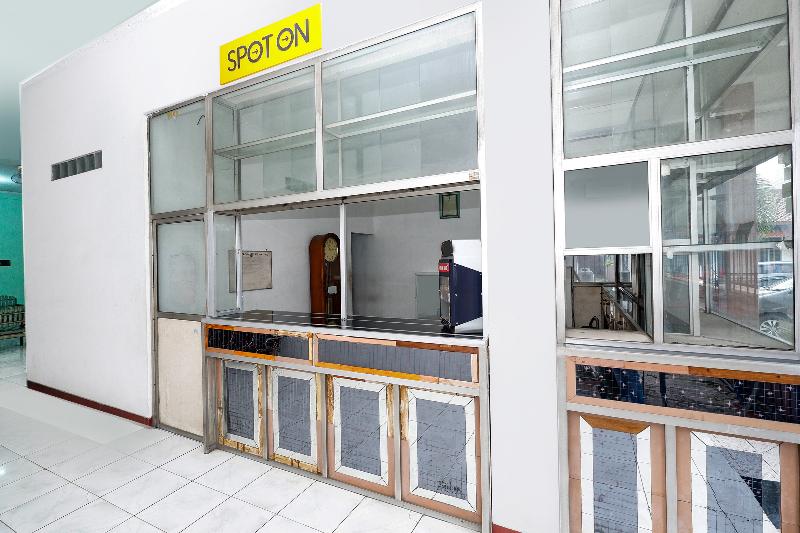 Spot On 2289 Hotel Saudara - Lobi