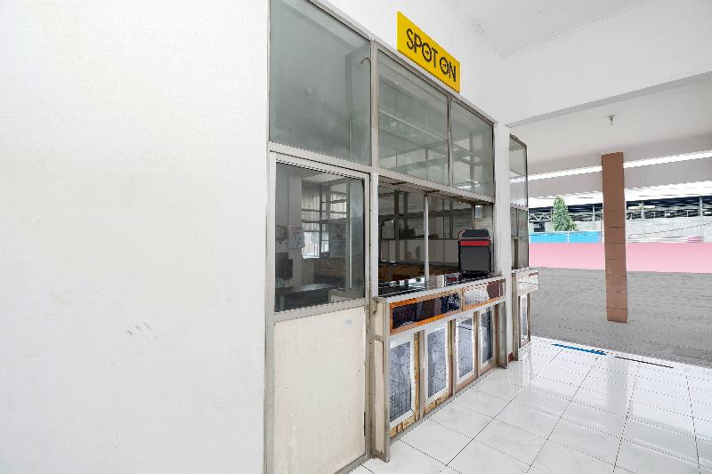 Spot On 2289 Hotel Saudara - Lobi