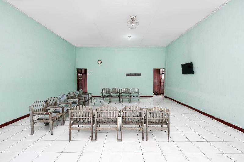 Spot On 2289 Hotel Saudara - Lobi