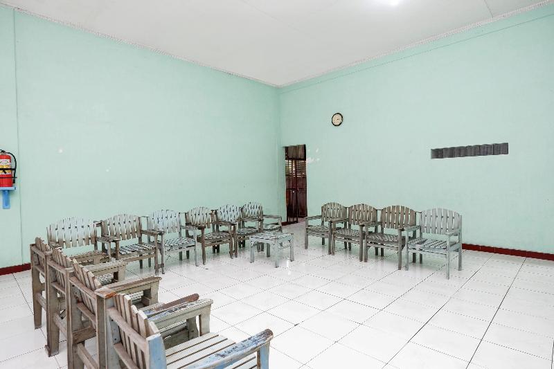 Spot On 2289 Hotel Saudara - Lobi