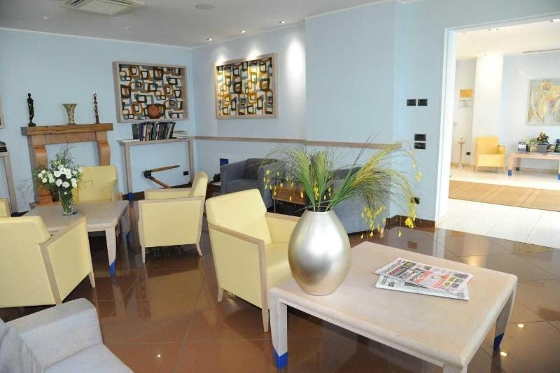 Hotel Chiaraluna - Lobi