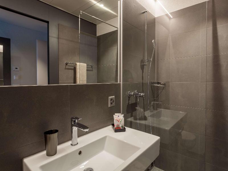 Centurion Swiss Quality Towerhotel - Oda