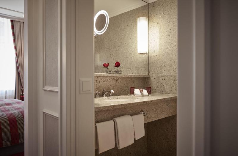 The Dufour, Suites & Rooms by Hotel Schweizerhof - Oda