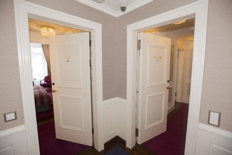 The Dufour, Suites & Rooms by Hotel Schweizerhof - Oda