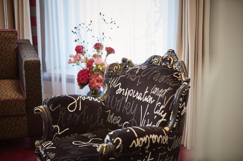 The Dufour, Suites & Rooms by Hotel Schweizerhof - Oda