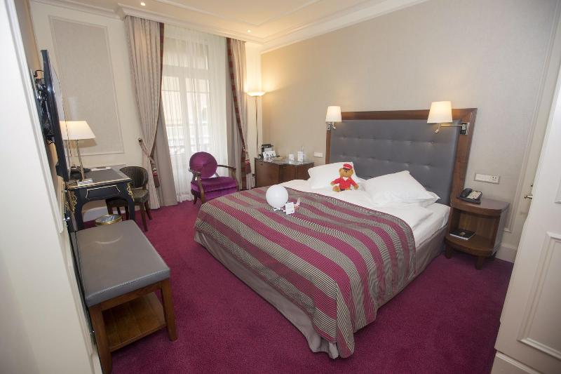 The Dufour, Suites & Rooms by Hotel Schweizerhof - Oda