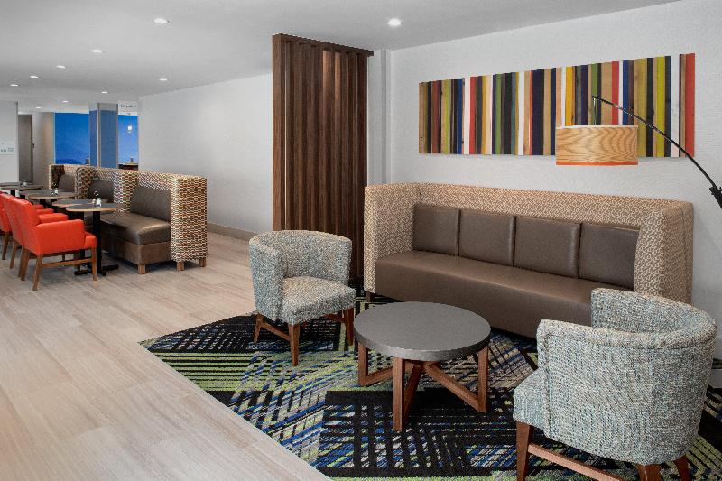 HI Expr & Suites Woodside LaGuardia Airpt by IHG - Lobi