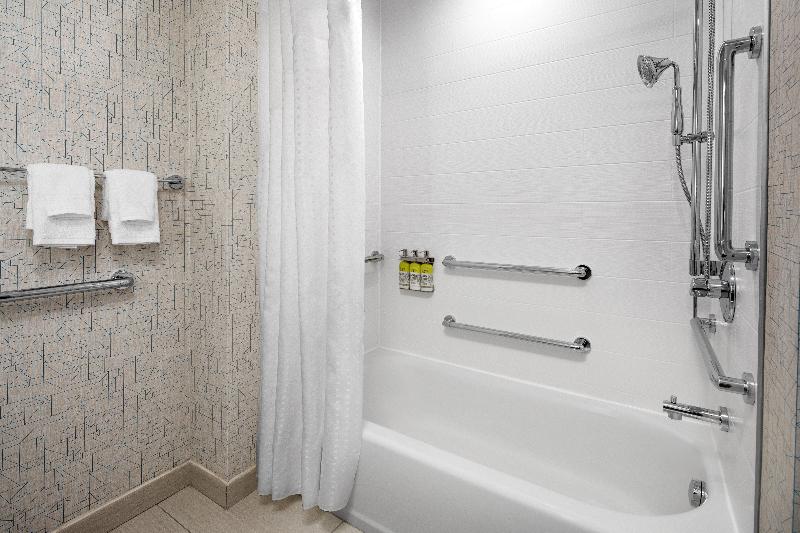 HI Expr & Suites Woodside LaGuardia Airpt by IHG - Oda