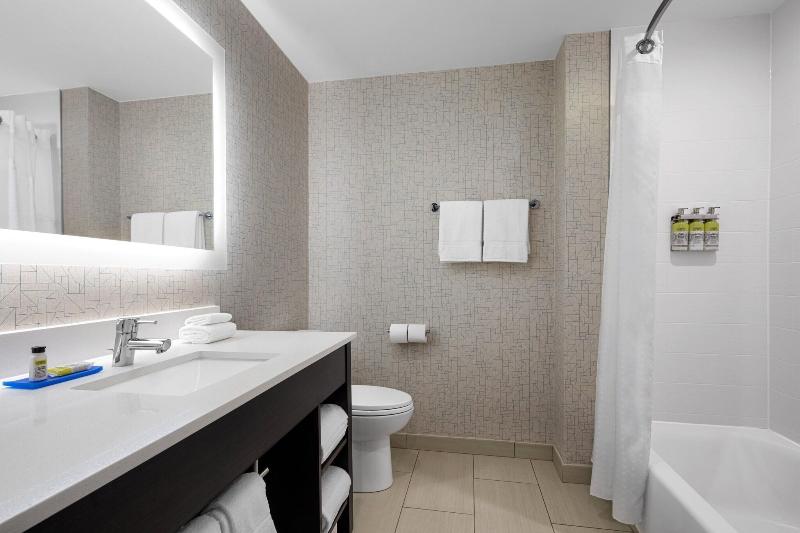 HI Expr & Suites Woodside LaGuardia Airpt by IHG - Oda