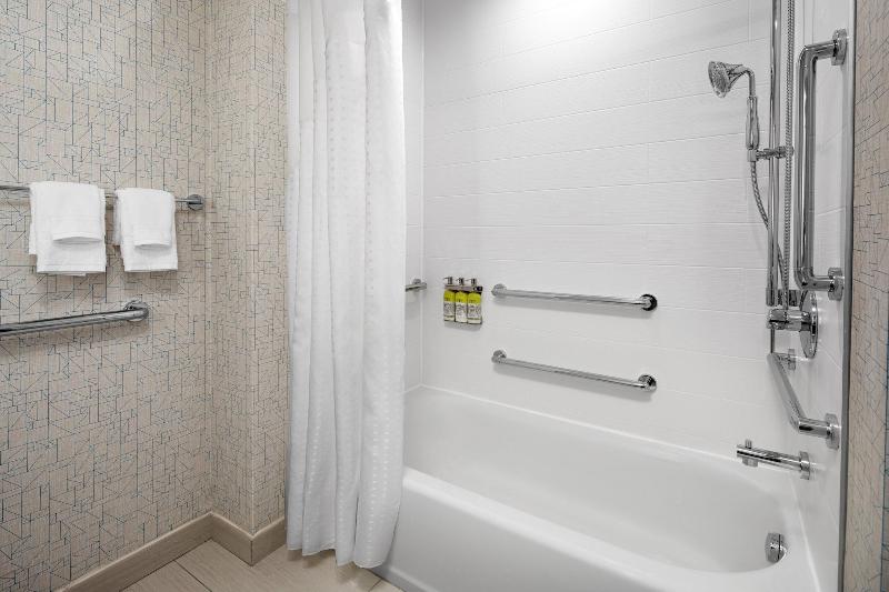 HI Expr & Suites Woodside LaGuardia Airpt by IHG - Oda