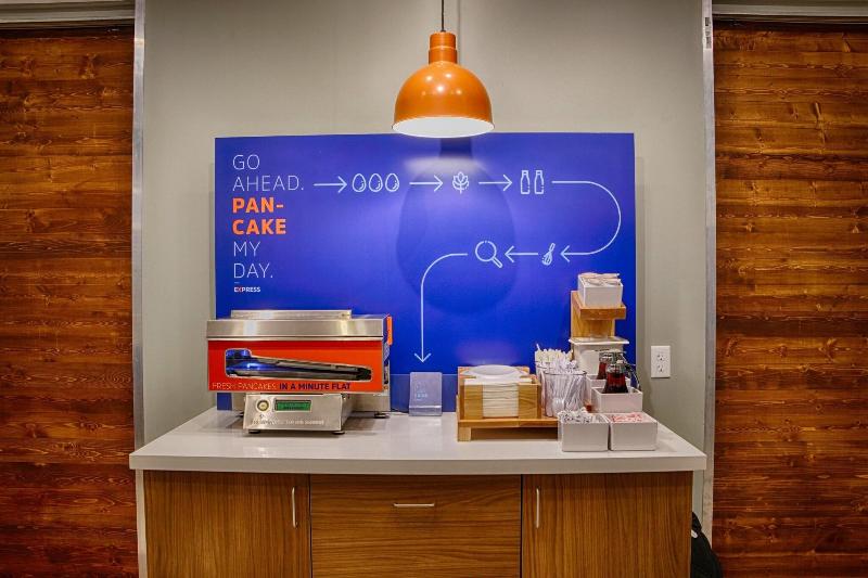 HI Expr & Suites Woodside LaGuardia Airpt by IHG - Restoran