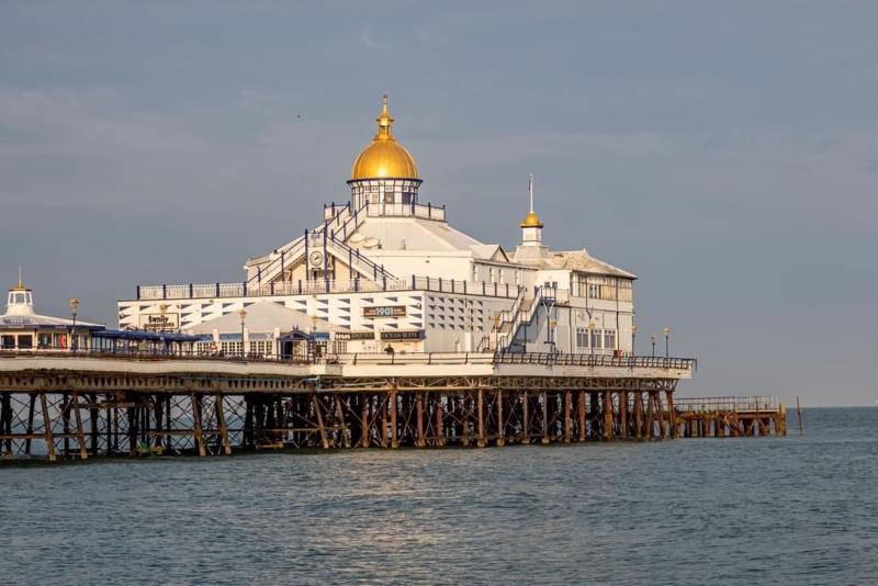 Marine Parade Hotel, Eastbourne Pier - Plaj