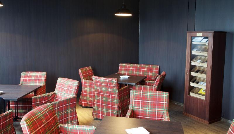 Aja Groemitz - Bar