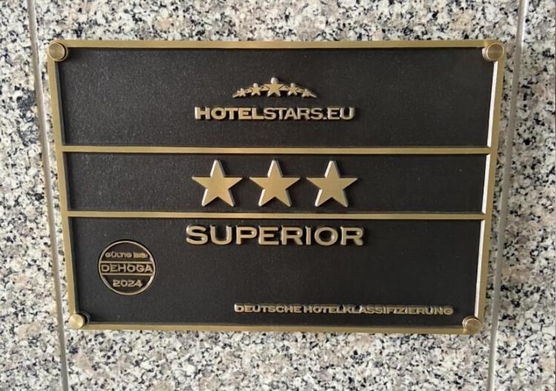 Hotel H.E.Y.M.A.N.N. - Genel